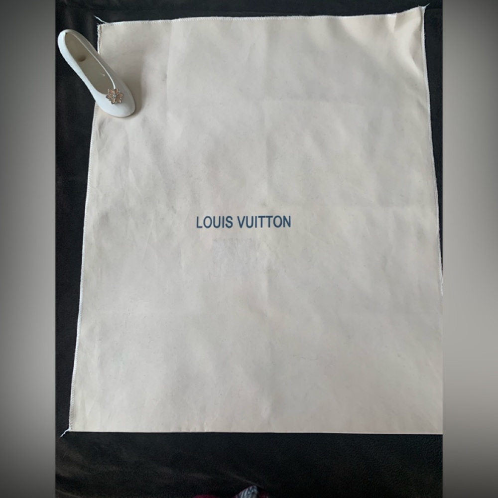 LOUIS VUITTON larger creme color envelope style dust bag VGUC